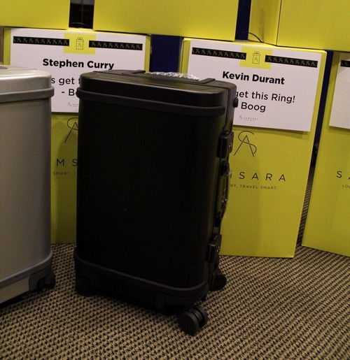 豪爽考辛斯底薪签约不忘送礼，4600元智能行李箱见证勇士兄弟情